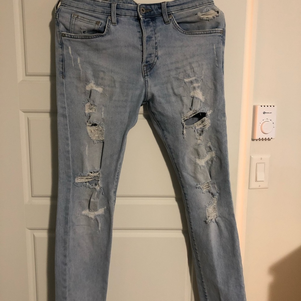Distressed skinny jeans